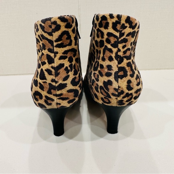 Sleek Ankle Bootie Clarks Linvale Sea Tan Leopard Suede Bootie - Picture 8 of 14